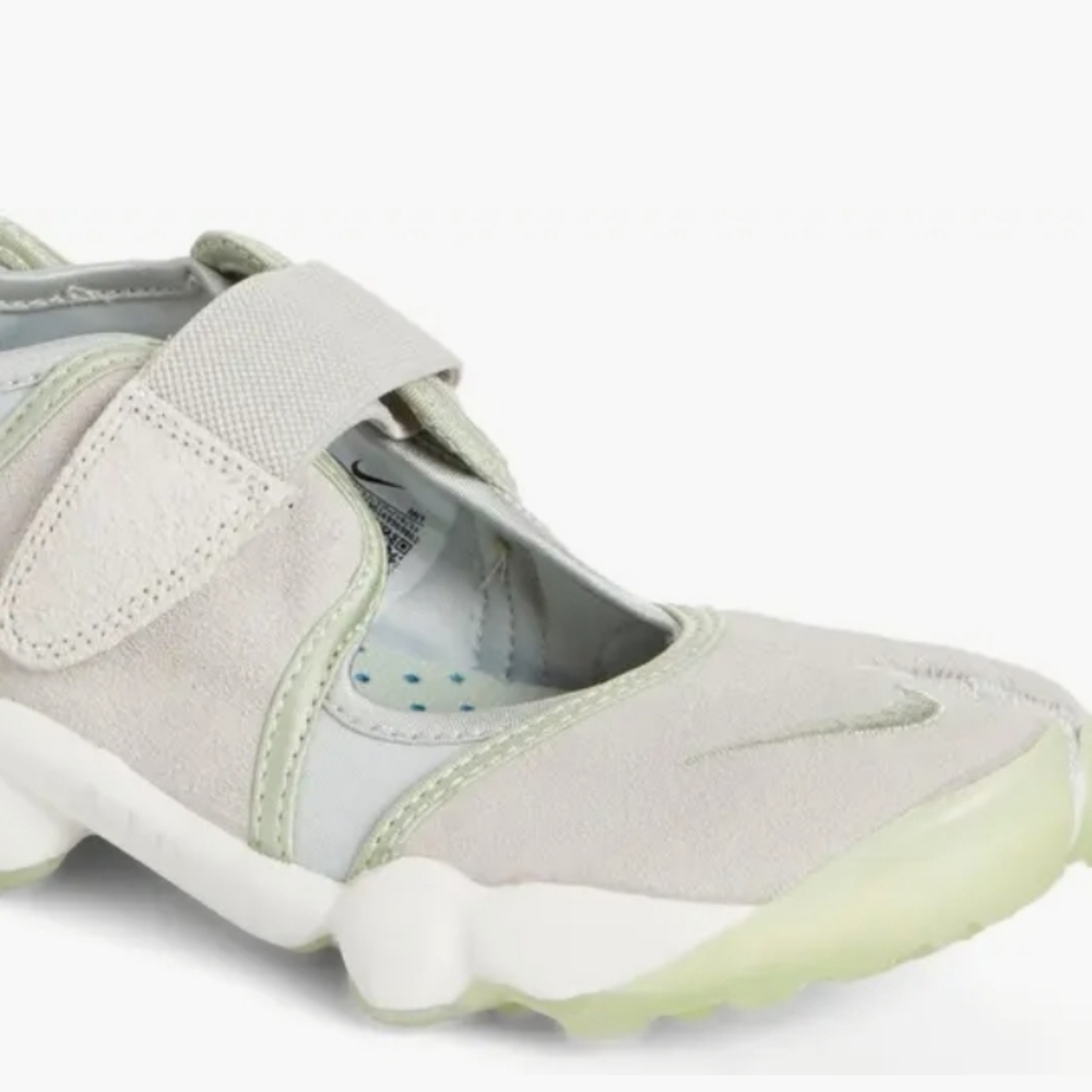 NIKE AIR Rift Sneaker (Women)NIKE